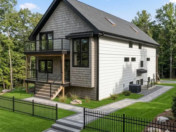 1130 May St, Victoria, BC V8V 2S5