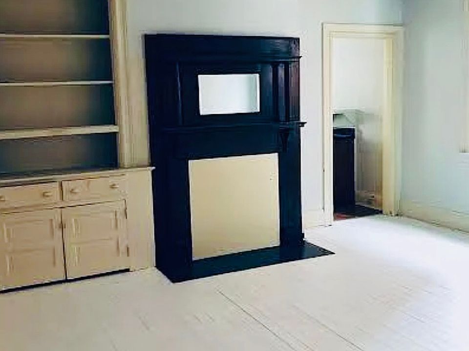 Living space with built-ins
