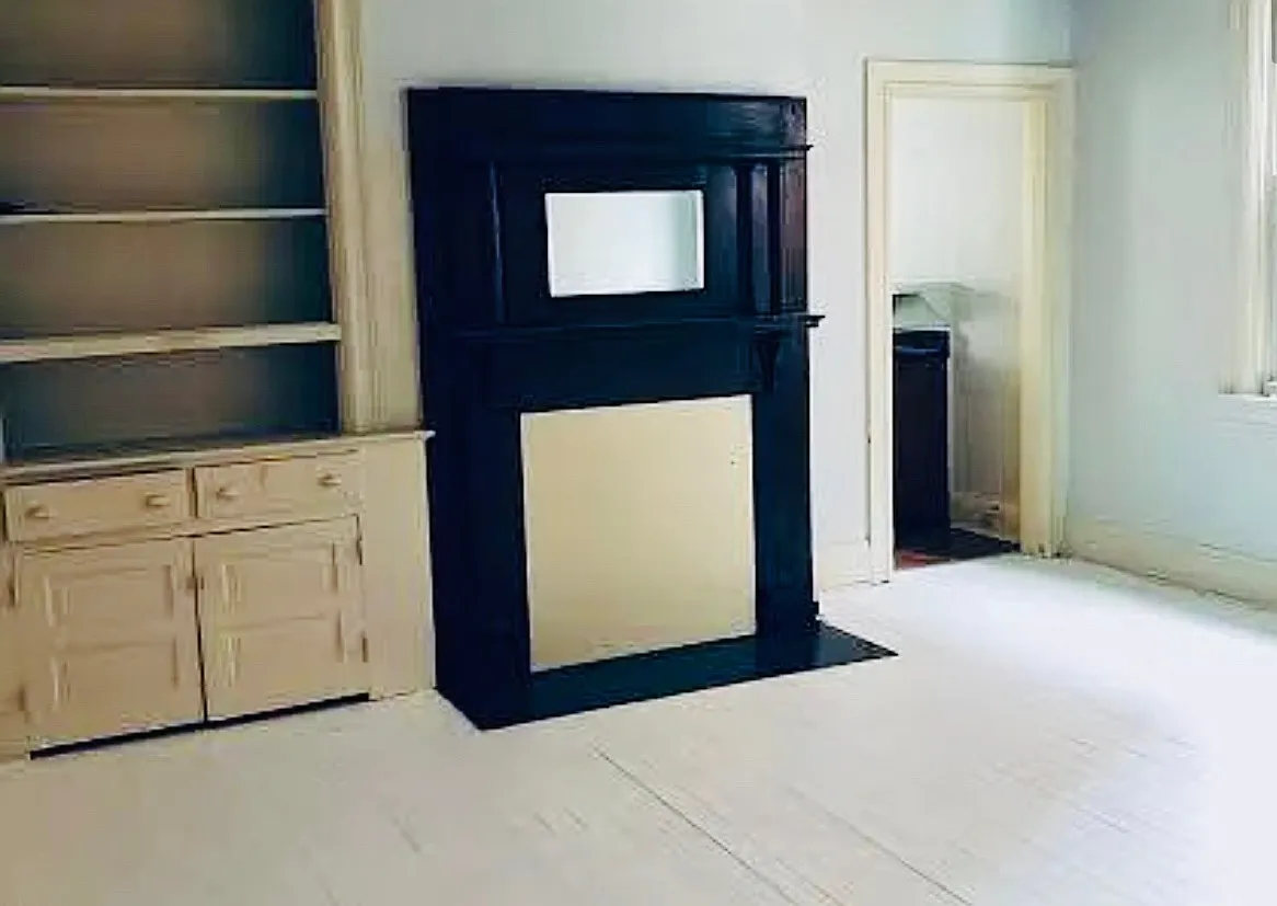 Living space with built-ins - 58 Wilson St #1