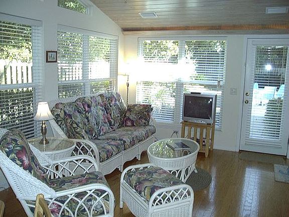 4th image of 833 N Beachview Dr