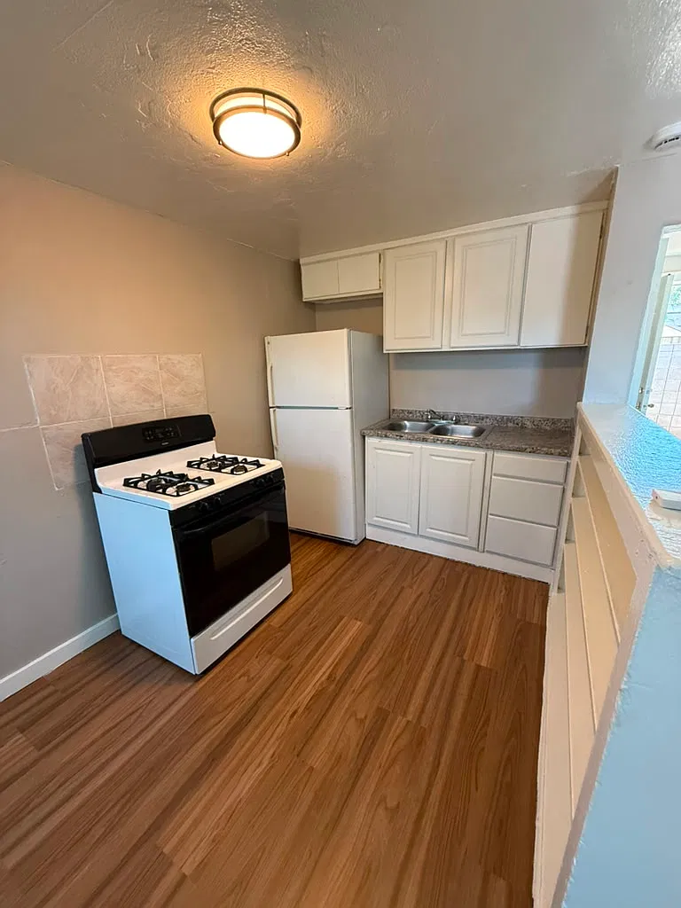 48 W Tamarisk — Photo 2