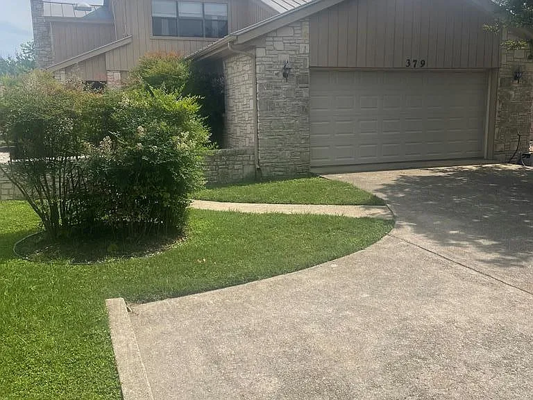 379 Englewood Dr — Photo 1