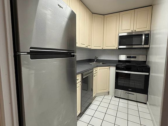 3rd image of 250 E 63rd St #805