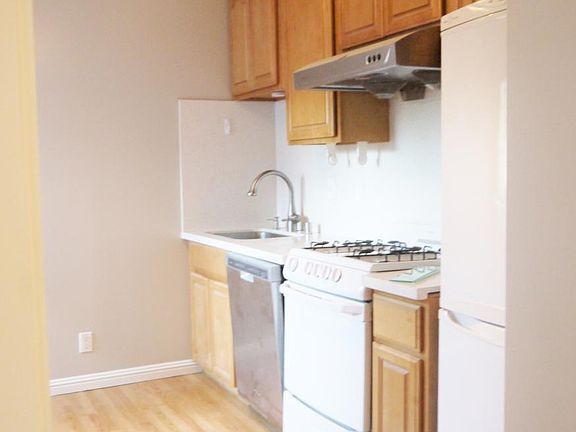 5th image of 2172 Dartmouth St