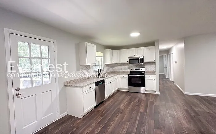 222 Rebecca Dr — Photo 2