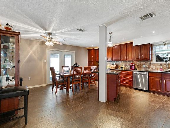 5th image of 3140 Arbutus Ln