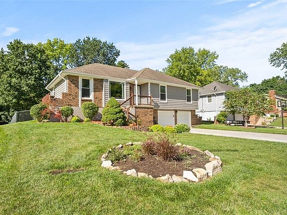 3rd image of 3018 Sweet Briar Dr