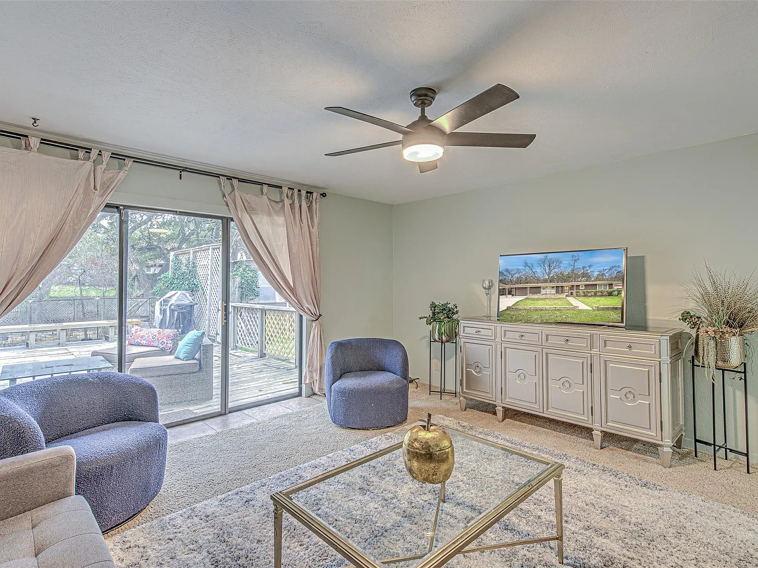 3 bed, 2.0 bath, 1669 sqft, $2,250 — Photo 3