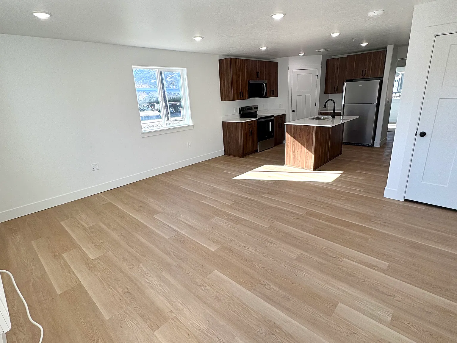 950 Valentine Ln — Photo 2