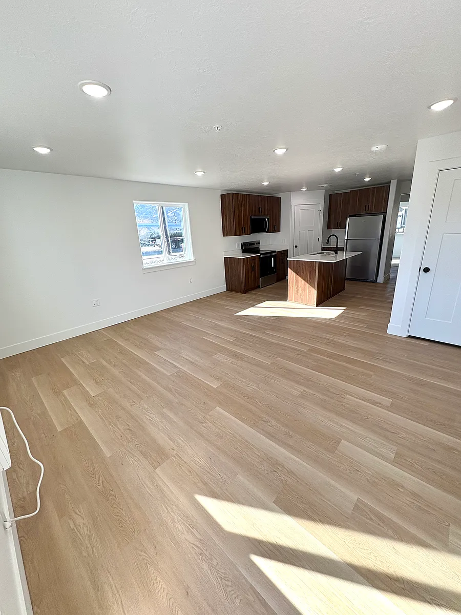 Building Photo - 950 Valentine Ln #3