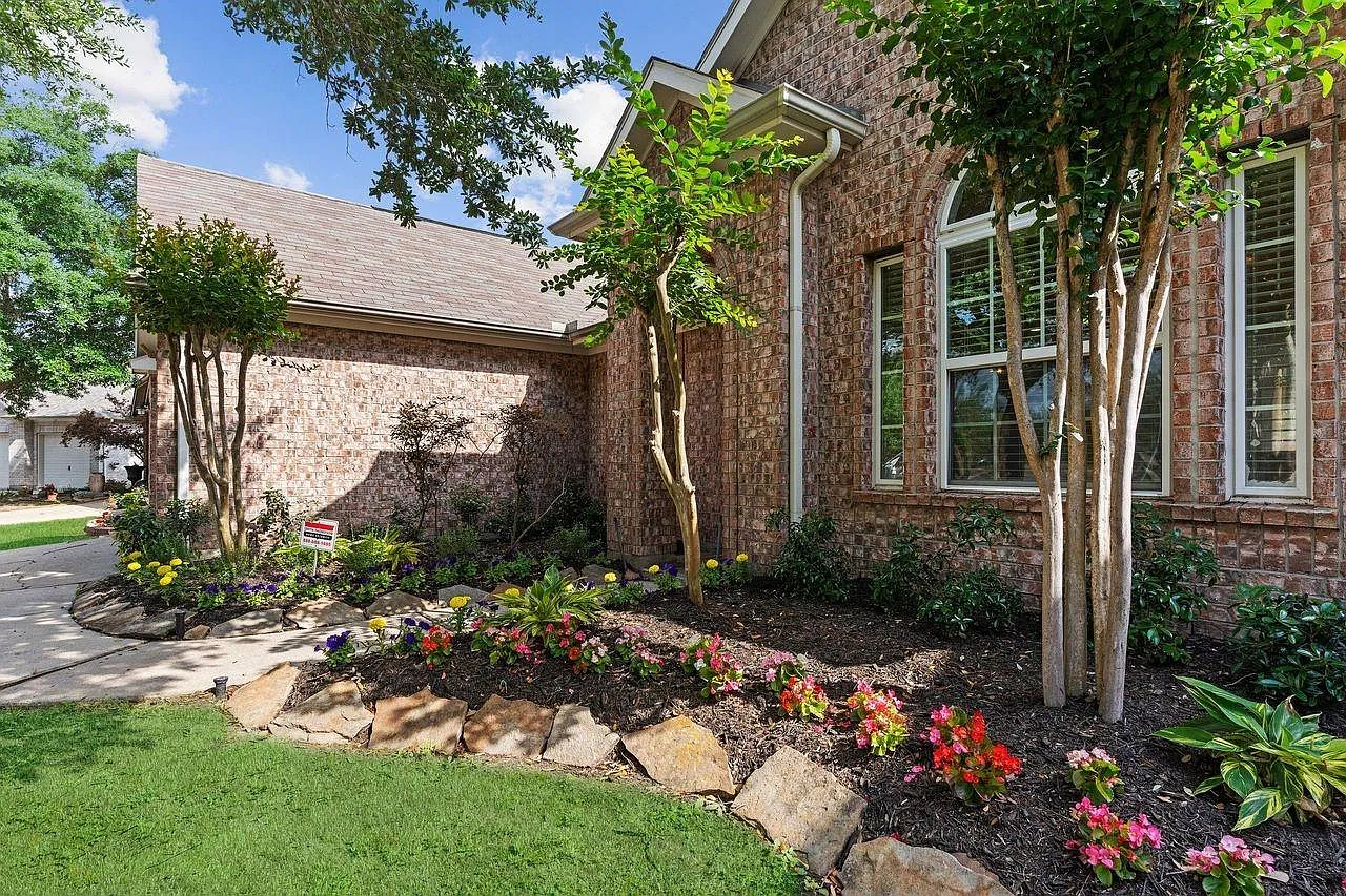 3 bed, 2.0 bath, 2026 sqft, $2,300 — Photo 4