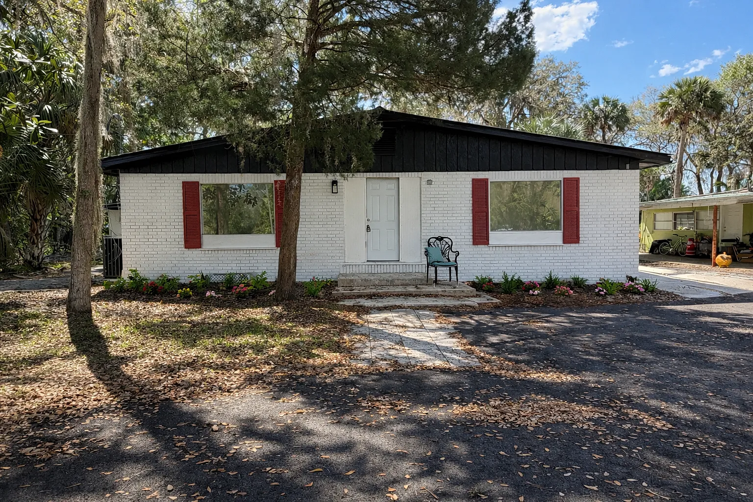 Beautifully Renovated 5/2 In Crystal River — Photo 1