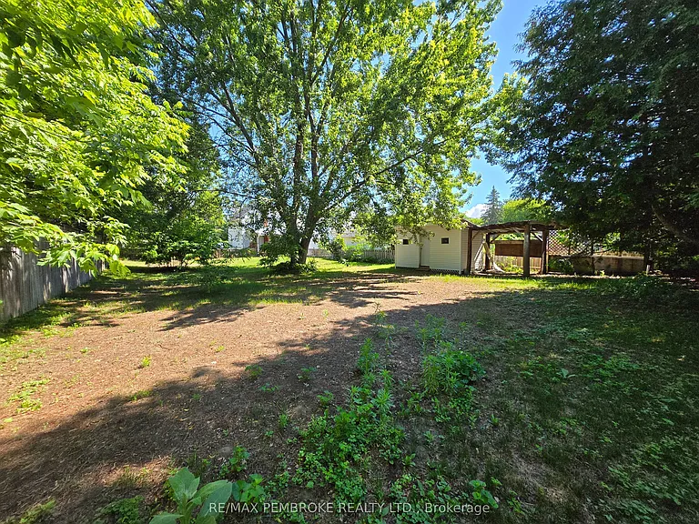 566 Perth St — Photo 13