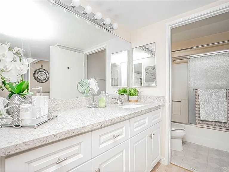 435 S Virgil Ave #320 — Photo 5