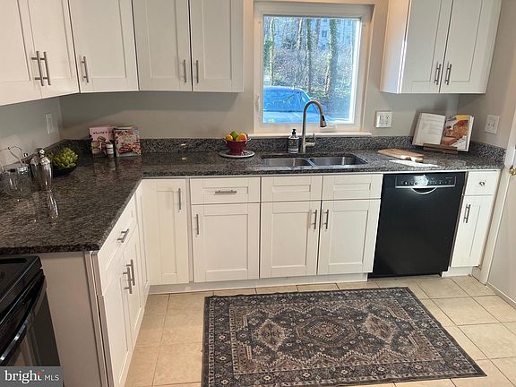 3rd image of 8 Lakeside Dr