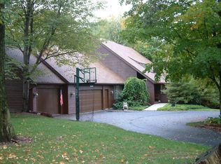 3 Hillsboro Dr, Orchard Park, NY 14127