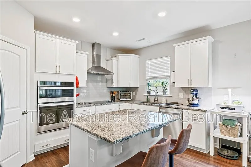 4 bed, 3.0 bath, 2444 sqft, $2,400 — Photo 4