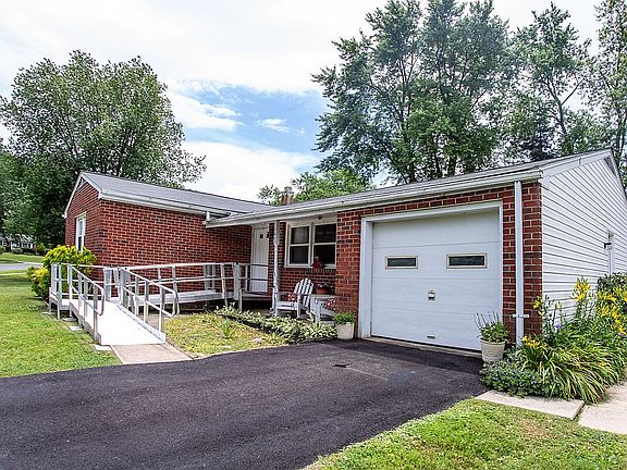 4th image of 1602 Honeysuckle Dr