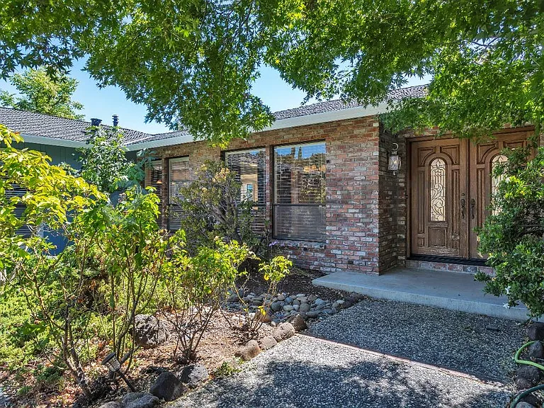 617 Hove Ct — Photo 6