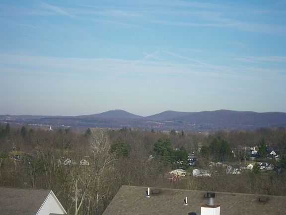5th image of 102 Applewood Dr