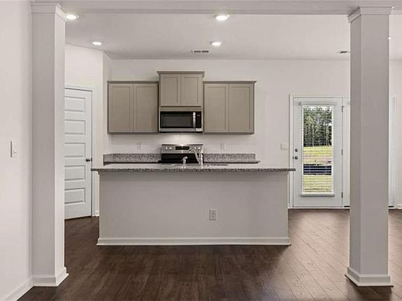 4th image of 302 Friendship Oak Way