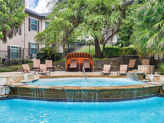 Nestled in a serene setting with beautiful views, Mission Oak apartment provides a peaceful retreat that feels worlds away while being conveniently located near shopping, dining, and major employers.