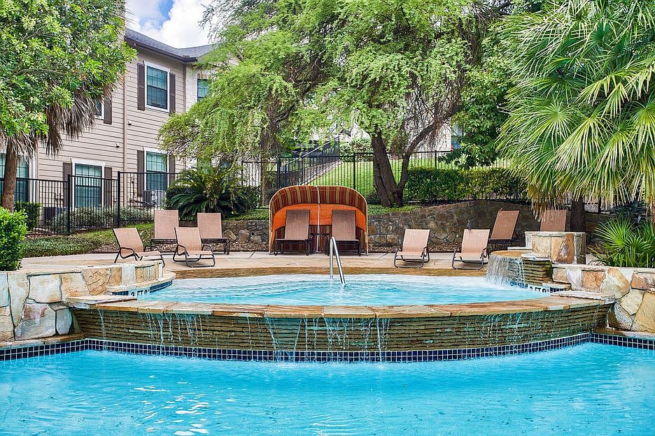 Nestled in a serene setting with beautiful views, Mission Oak apartment provides a peaceful retreat that feels worlds away while being conveniently located near shopping, dining, and major employers.