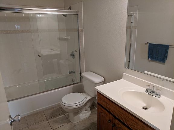 Bathroom 2 (Hallway)