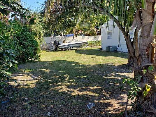 5th image of 301 NW 179th St