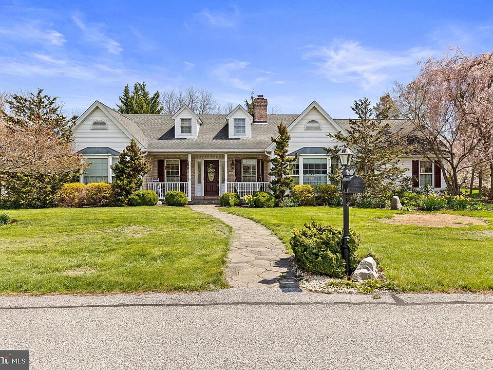 1st image of 12 Tiffany Dr