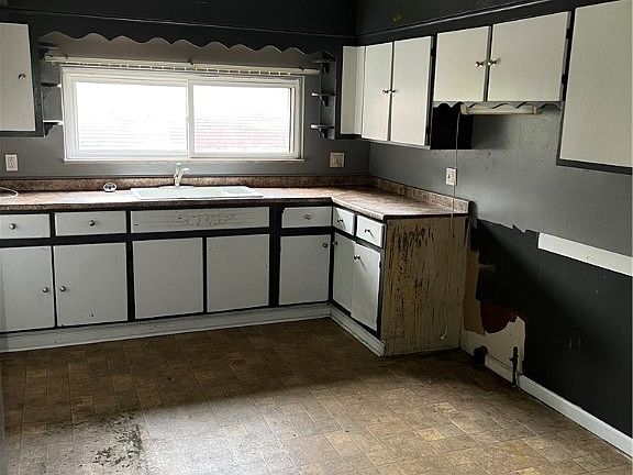 4th image of 515 Lowry Ave