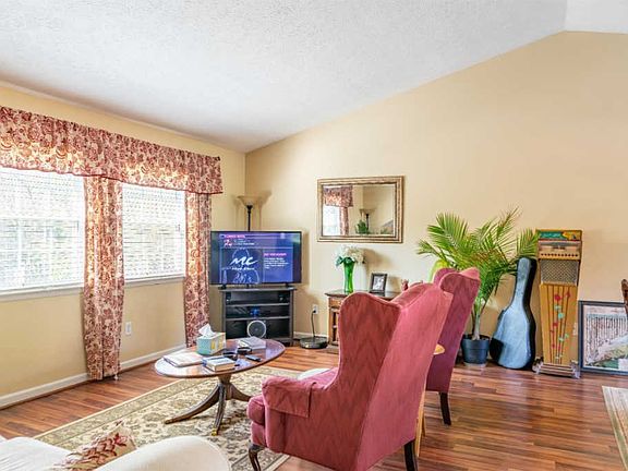 3rd image of 116 Saint Johns Dr