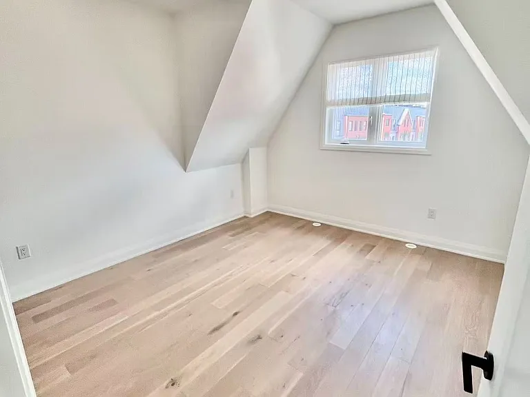 27 Alton Cres — Photo 3