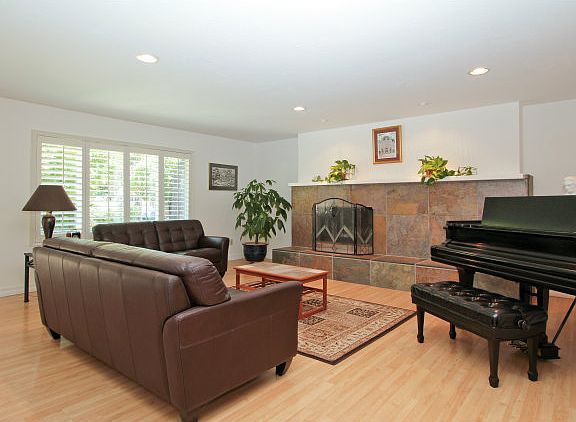 3rd image of 135 Loyola Ave