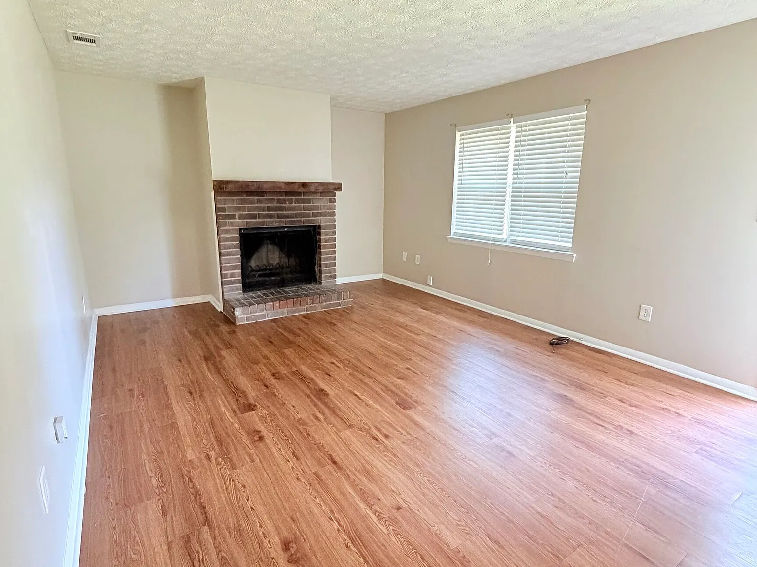 2 bed, 1.0 bath, 891 sqft, $1,150 — Photo 2