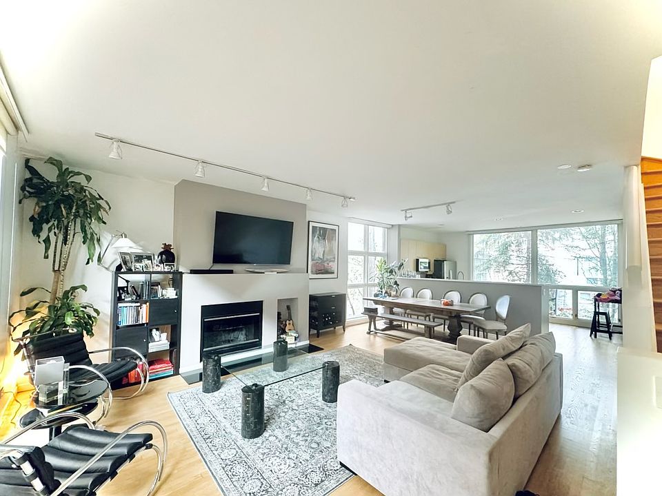 LIVING ROOM/DINING ROOM COMBO w/FIREPLACE