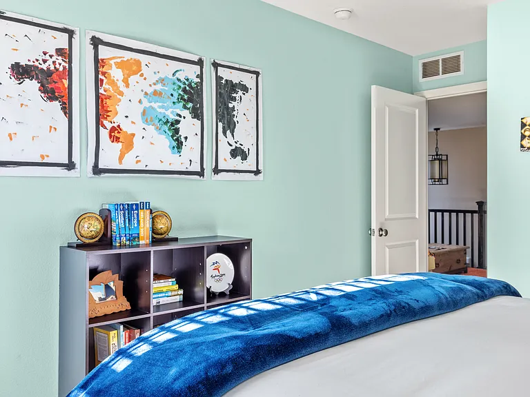 Second Bedroom W/ Queen Bed