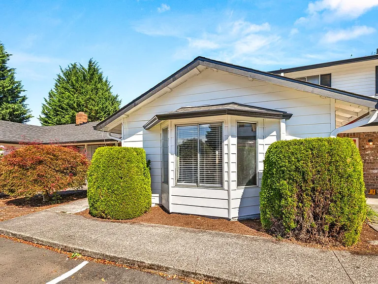 3605 NE 49th St — Photo 3