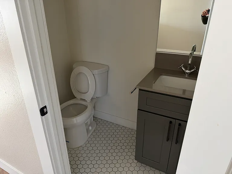 310 1/4 S Kenmore Ave #201 — Photo 9