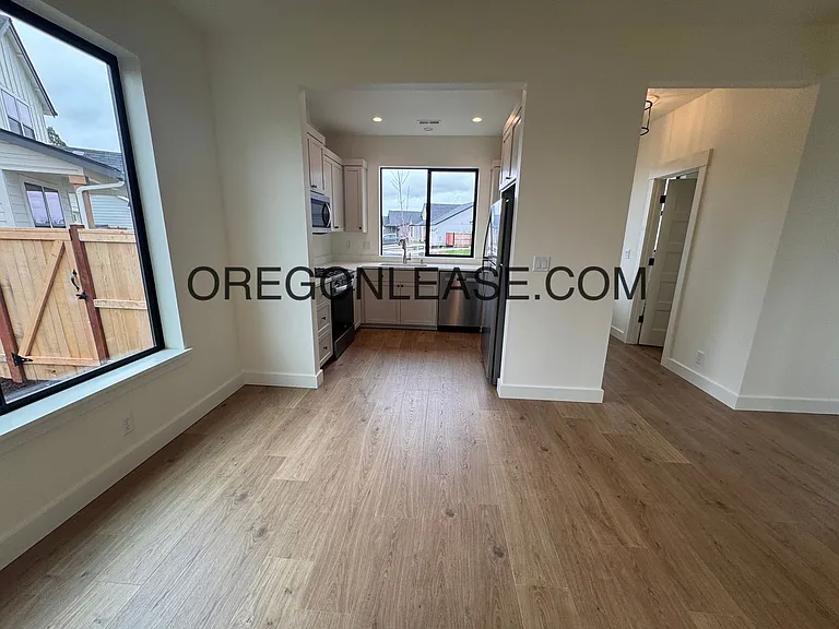 Brand new 3 bedroom 2.5 bath Coburg townhome — Photo 9