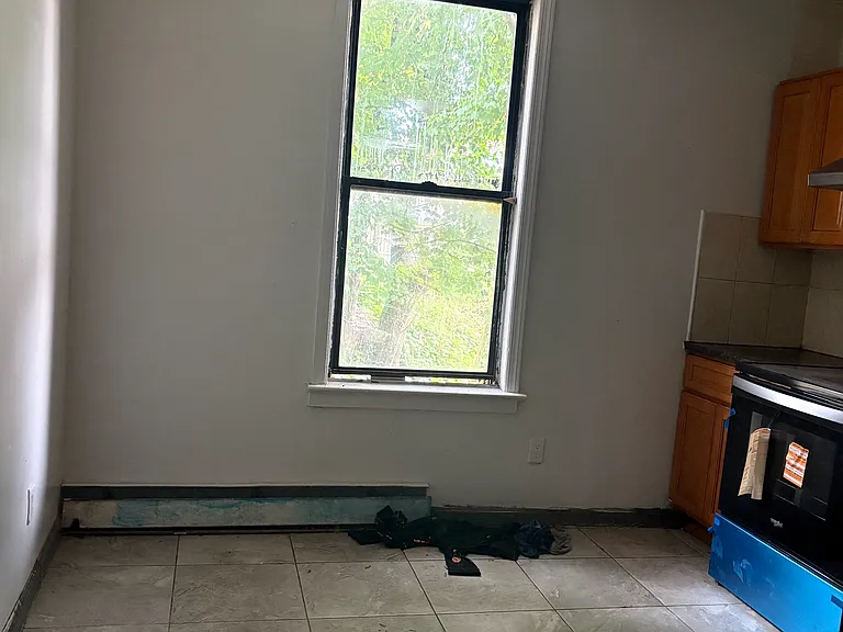 4727 White Plains Rd #1 — Photo 7