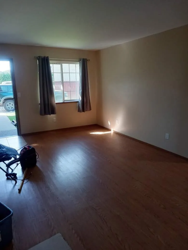 409 S 74th Ave — Photo 4