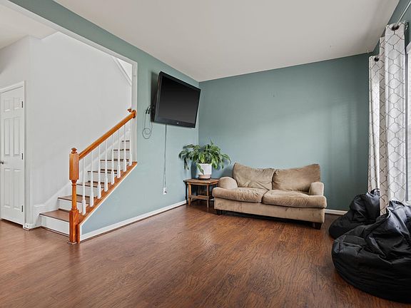 3rd image of 107 Castleton Cir