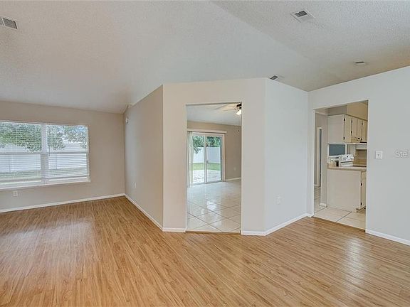 5th image of 915 Derbyshire Dr