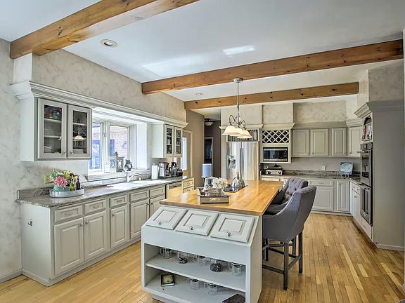 4th image of 6993 Applewood Dr