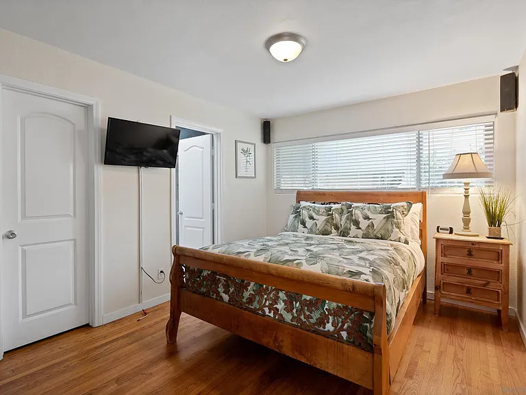 647 Loring St — Photo 14