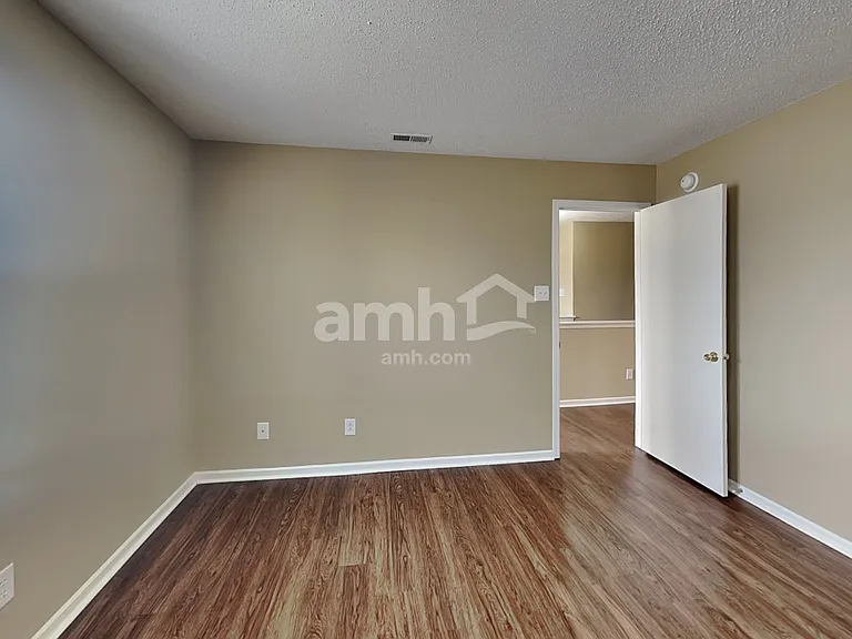 5627 N Plymouth Ct — Photo 18