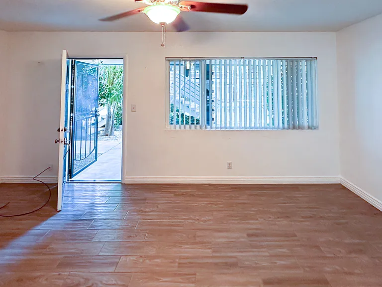 749 E Montebello Ave #121 — Photo 8