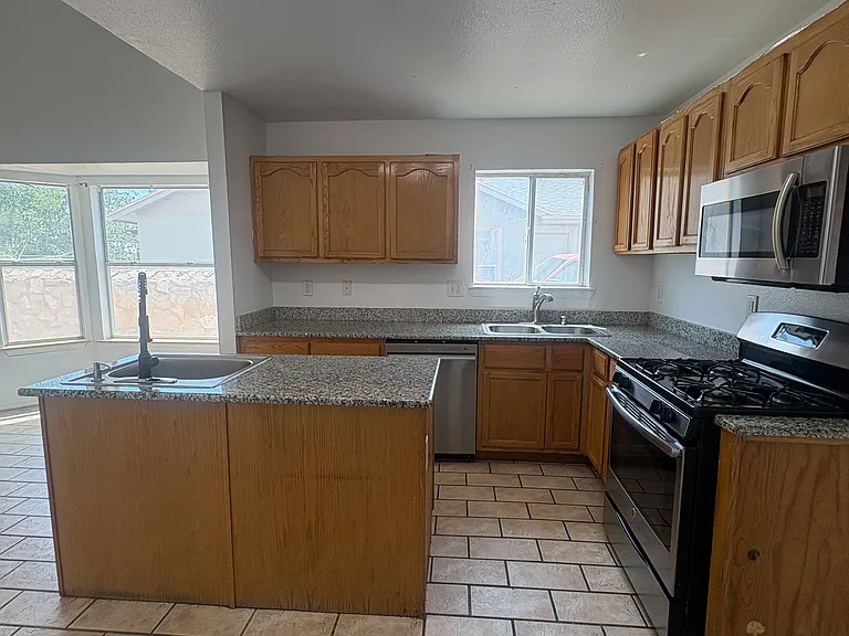14336 Desert Wind Dr — Photo 10