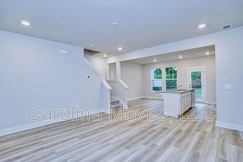 3 bed, 2.5 bath, 1600 sqft, $1,650 — Photo 4